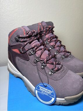 Columbia Womens 5.5 wide Waterproof Hiking Boots - Plum/Pink. New in Box